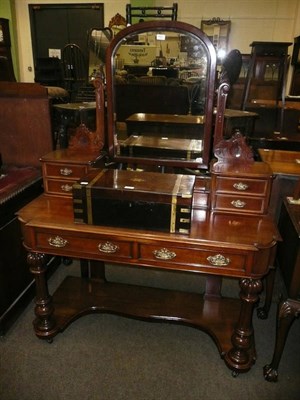 Lot 653 - Dressing table