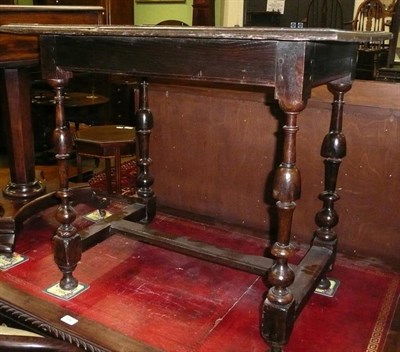 Lot 654 - Oak turned leg table