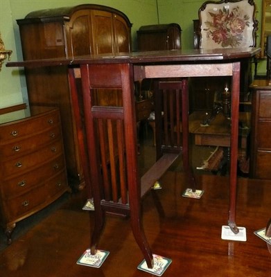 Lot 705 - An Edwardian cross banded mahogany Sutherland table