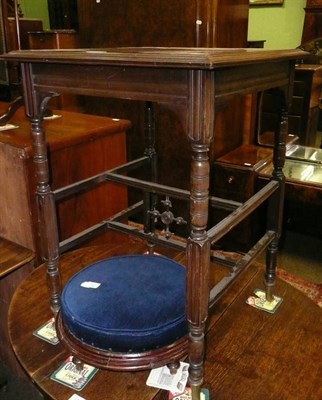 Lot 713 - An Edwardian mahogany small centre table