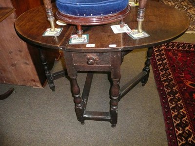 Lot 714 - Small oak gate leg table with drawer