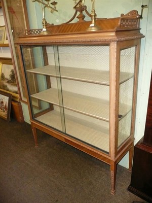 Lot 761 - A glazed display cabinet