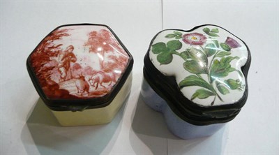 Lot 92 - Georgian clover leaf-shaped patch box painted with thistle, rose and clover and an hexagonal...