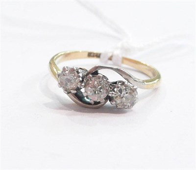 Lot 289 - A diamond three stone ring