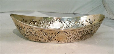 Lot 353 - Silver boat-shaped dish