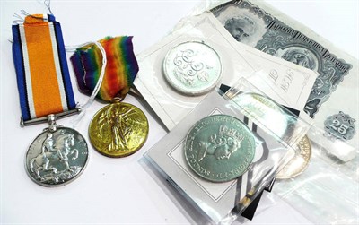 Lot 382 - A World War I pair and assorted crowns and notes