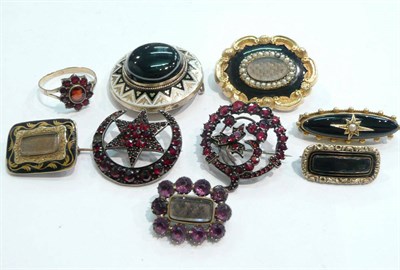 Lot 405 - Box of memorial brooches, garnet jewellery, etc