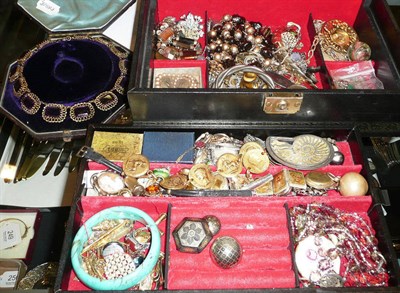 Lot 442 - Jewellery box and contents