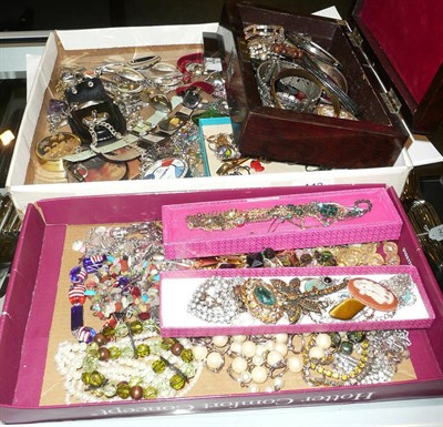 Lot 443 - A large quantity of assorted costume jewellery