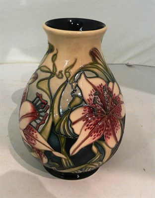 Lot 471 - A Moorcroft 'Lilies Of The Field' vase