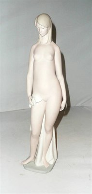 Lot 530 - Lladro female nude figure