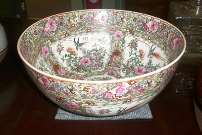 Lot 543 - 20th century Cantonese bowl