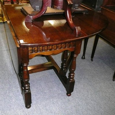 Lot 675 - Oak drop-leaf dining table