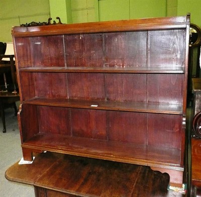 Lot 680 - Mahogany open bookcase