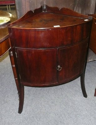 Lot 736 - Mahogany corner washstand