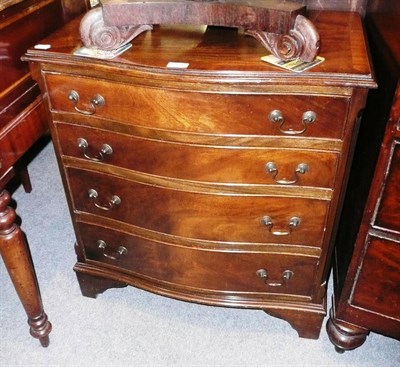 Lot 754 - Reproduction mahogany chest