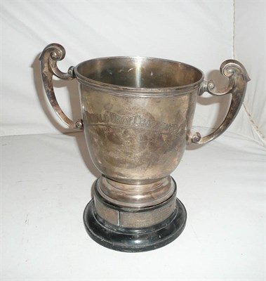 Lot 50 - A twin handled trophy cup, approx 39.50oz