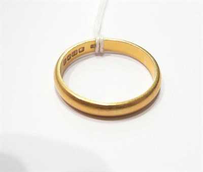 Lot 61 - A 22ct gold band ring