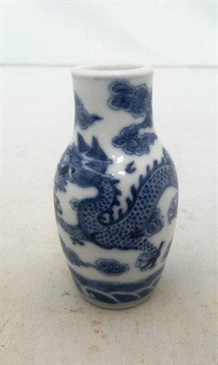Lot 113 - Miniature blue and white Chinese vase