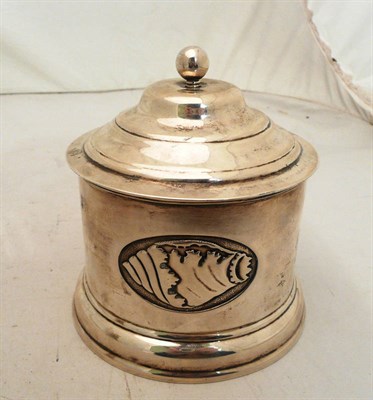 Lot 115 - A silver shell decorated box and cover, 7oz approximate weight