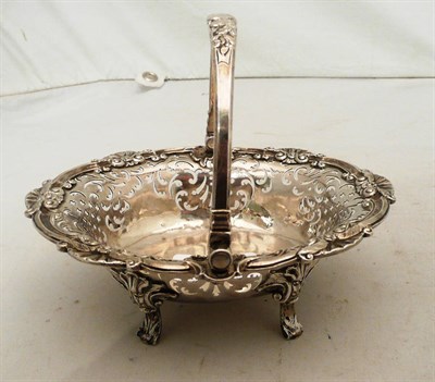 Lot 122 - A Georgian silver bonbon dish with pierced decoration and silver swing handle, 7.5oz