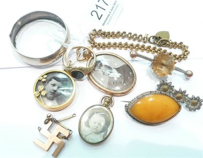 Lot 217 - Assorted jewellery including picture lockets, brooches, pendants etc