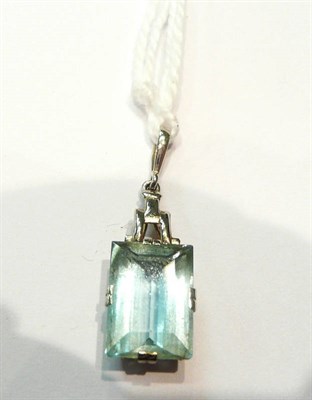 Lot 225 - An aquamarine pendant