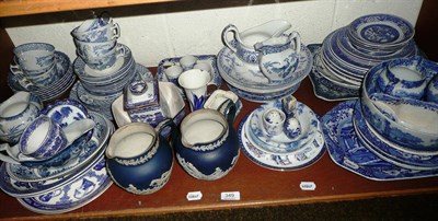 Lot 349 - A shelf of blue and white pottery