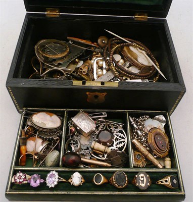 Lot 371 - Box of gold and other jewellery