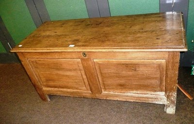 Lot 607 - An oak blanket box