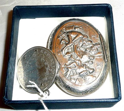 Lot 101 - Dutch snuff box and a French silver five frame 'manicure' set