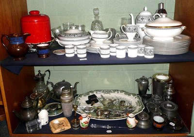 Lot 139 - A Wedgwood Vlander Florentine and Colonnades dinner and coffee wares, a quantity of ceramics,...
