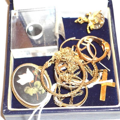 Lot 227 - A ring stamped '750', 9ct gold rings, a pietra dura brooch, earrings etc