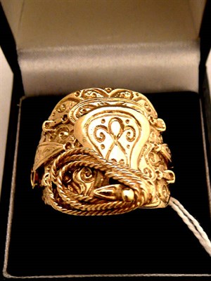 Lot 263 - A 9ct gold saddle ring