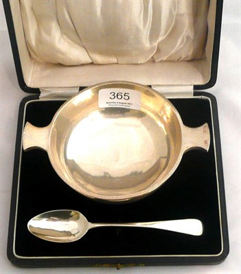 Lot 365 - A silver 'quaiche bowl' and a matched spoon, cased