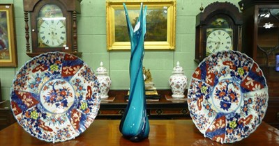 Lot 430 - Two Japanese plates and an art glass vase