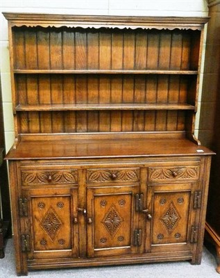 Lot 521 - A reproduction oak dresser and rack