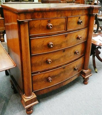 Lot 583 - Victorian bow fronted chest