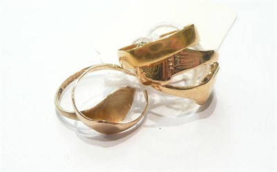 Lot 72 - Four assorted signet rings and a 22ct gold band ring