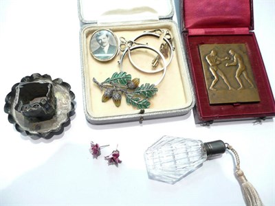 Lot 86 - A scent bottle with mount stamped '925', a 9ct gold brooch, a stained glass brooch, coin...