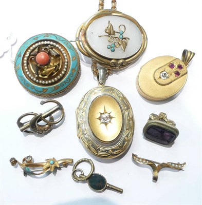 Lot 95 - Assorted Victorian lockets, brooches etc