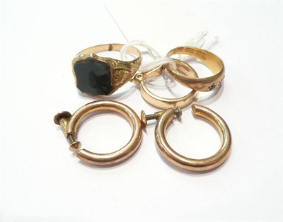 Lot 99 - A 9ct gold bloodstone signet ring, a ring (a.f.) and earrings