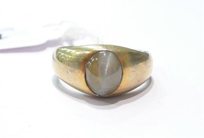 Lot 100 - A cats eye chrysoberyl ring