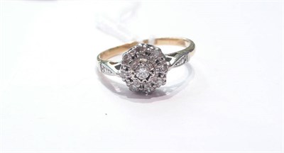 Lot 187 - A diamond cluster ring