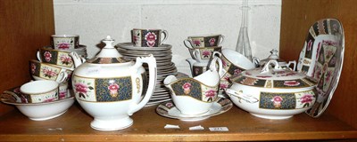 Lot 271 - A Coalport tea and dinner service