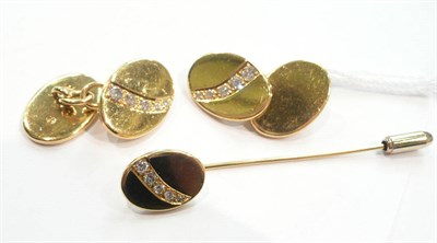 Lot 302 - A pair of 18ct gold diamond-set cuff-links and tie pin en suite, with graduated round brilliant cut