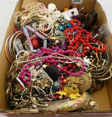 Lot 412 - A box of costume jewellery