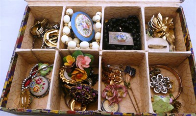 Lot 419 - A quantity of assorted costume jewellery including an enamelled silver brooch