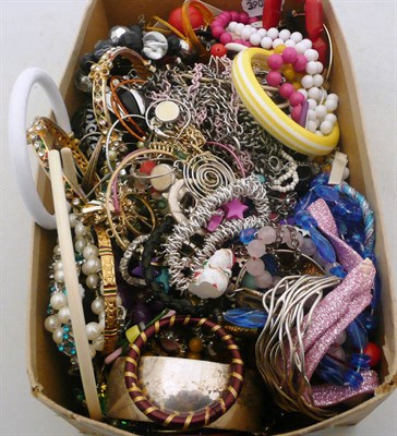 Lot 420 - A box of costume jewellery