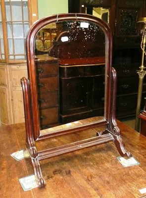 Lot 532 - A 19th century mahogany toilet mirror with arched plate, on standard supports and splay feet